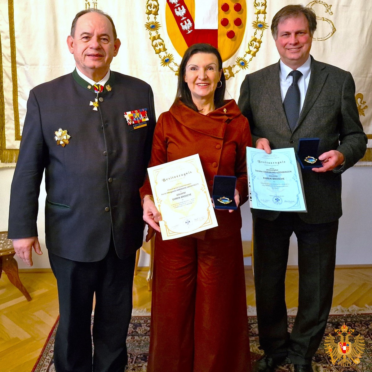 Verleihung der Goldenen Ehrenbrosche des Hollabrunner Kameradschaftsbundes durch Obmann Alfred Deimbacher.